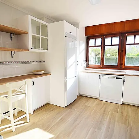 Chalet En Zona Residencial Con Piscina