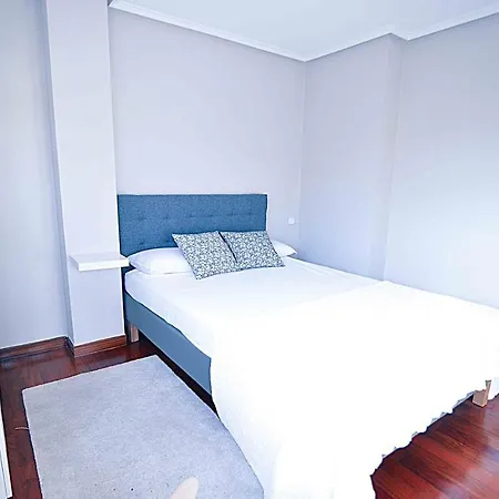 Chalet En Zona Residencial Con Piscina *