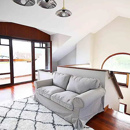 Chalet En Zona Residencial Con Piscina *